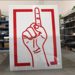 Majica in tabla, ki prodajata namesto vas!